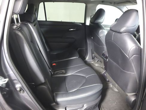 Used 2023 Toyota Highlander XLE image 29