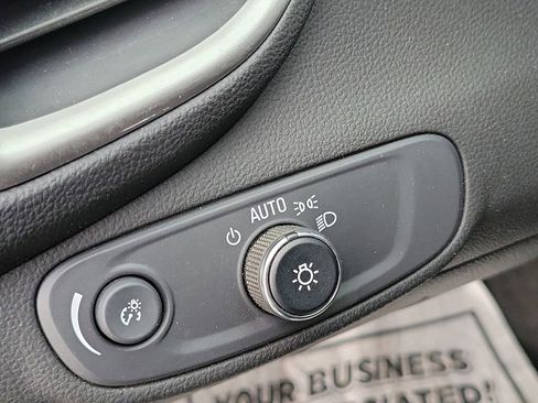 Used 2022 Chevrolet Trax LT w/ LT Convenience Package image 8