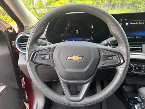 Used 2025 Chevrolet Trax LT FWD image 33