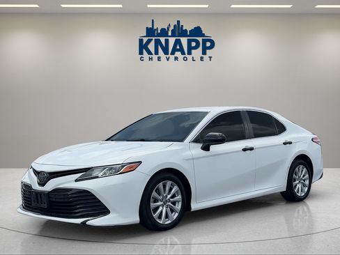 Used 2018 Toyota Camry LE FWD image 1