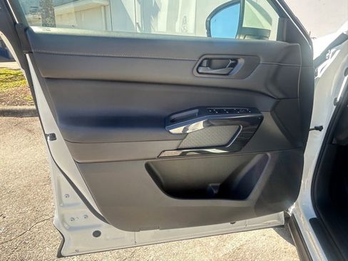 Used 2025 Nissan Pathfinder SV image 34