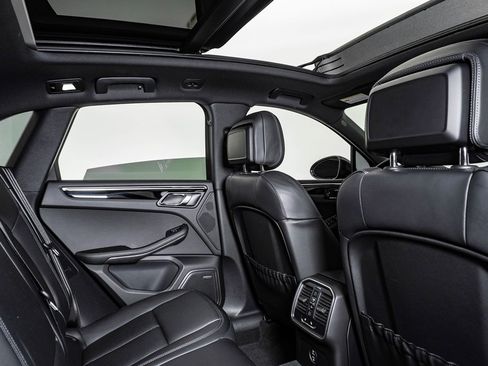 Certified 2024 Porsche Macan image 16