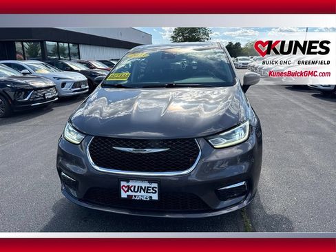 Used 2023 Chrysler Pacifica Touring-L FWD image 13
