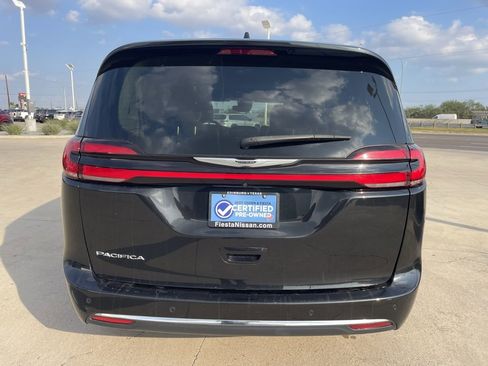 Used 2024 Chrysler Pacifica Touring-L image 4