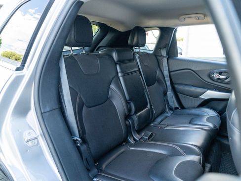 Used 2018 Jeep Cherokee Latitude Plus w/ Comfort/Convenience Group AWD/4WD image 18