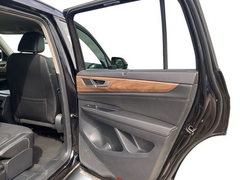 Used 2025 Volkswagen Atlas SE AWD/4WD image 19