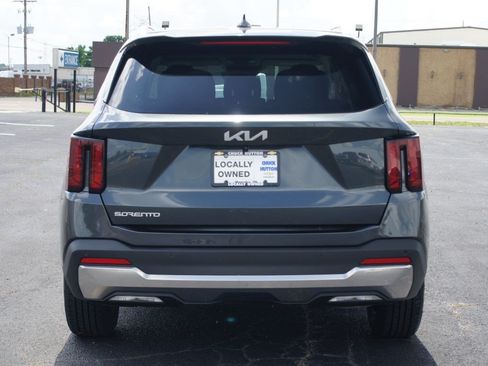 Used 2024 Kia Sorento S FWD image 3