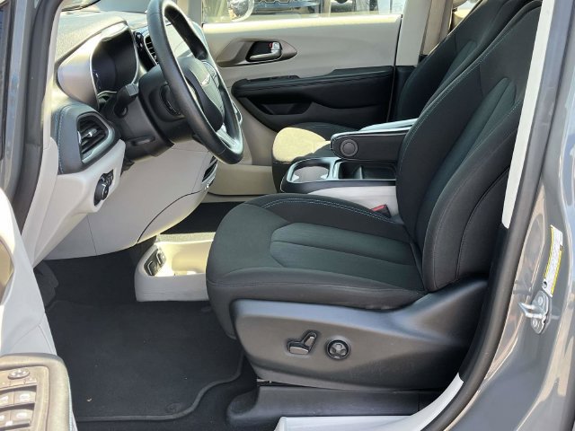 Certified 2021 Chrysler Pacifica Touring FWD image 13