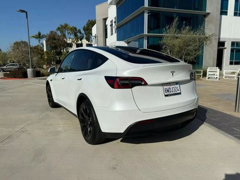 Used 2022 Tesla Model Y Long Range image 8