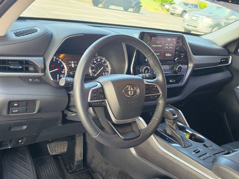 Used 2022 Toyota Highlander XLE AWD/4WD image 11