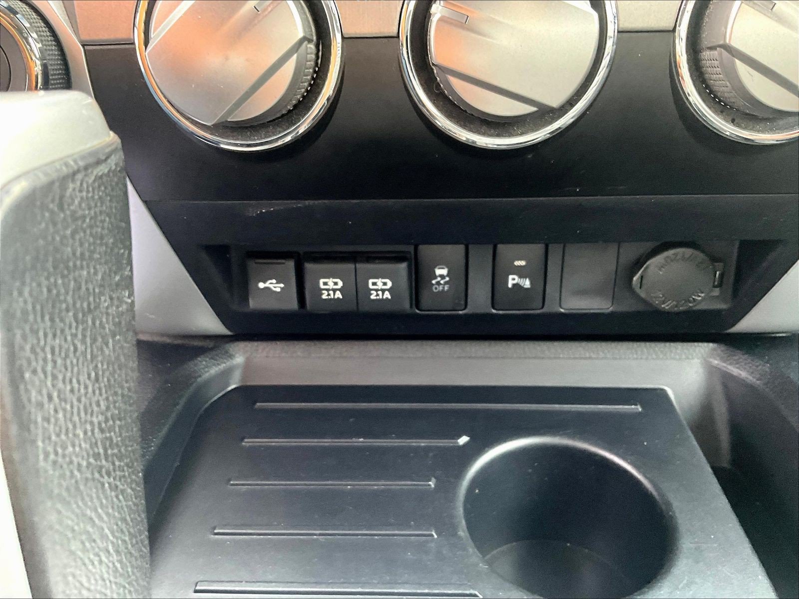 Used 2020 Toyota Tundra SR5 w/ SR5 Convenience Package AWD/4WD image 17