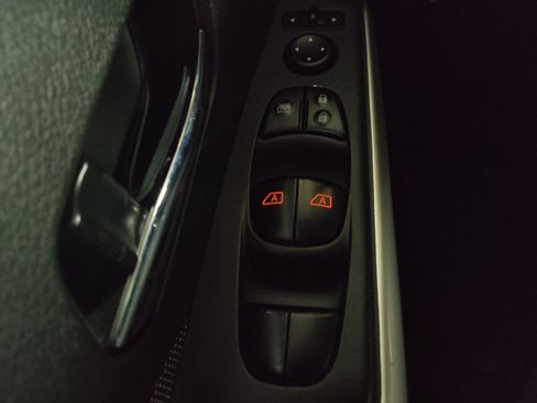 Used 2018 Nissan Kicks SV image 27