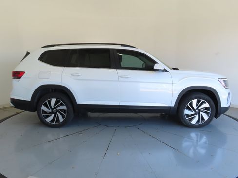 New 2026 Volkswagen Atlas SE FWD image 2