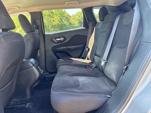 Used 2017 Jeep Cherokee Latitude AWD/4WD image 13