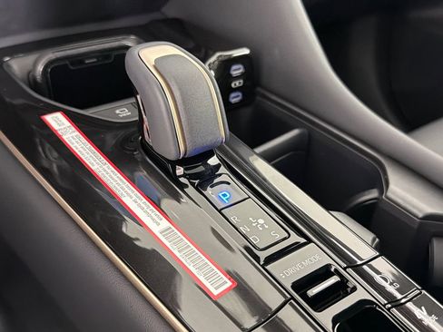 Used 2025 Toyota Crown Signia Limited w/ Advanced Technology Package image 33