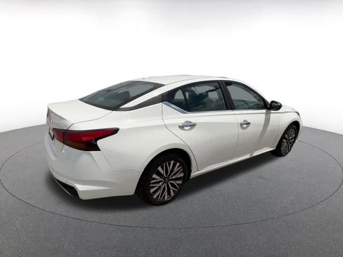 Used 2025 Nissan Altima 2.5 SV FWD image 14