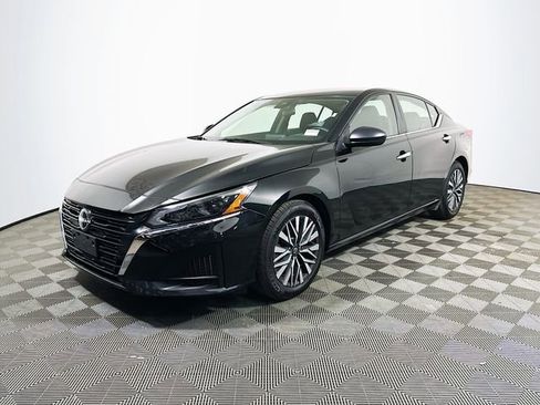 Used 2024 Nissan Altima 2.5 SV image 4