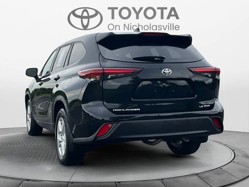 Used 2024 Toyota Highlander LE AWD/4WD image 3