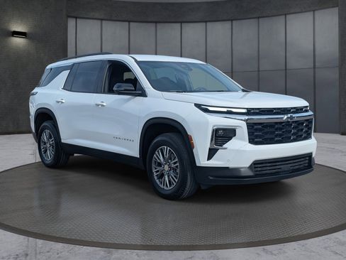 Used 2025 Chevrolet Traverse LT w/ Enhanced Driving Package image 8