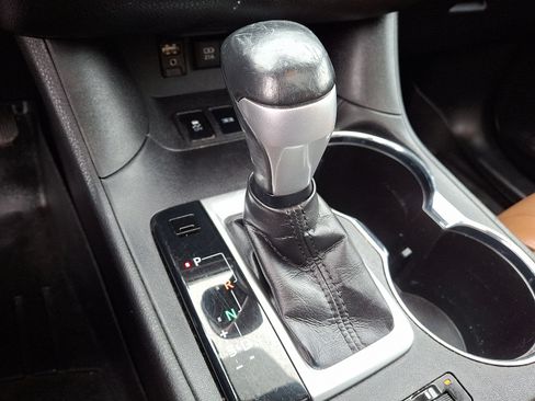 Used 2018 Toyota Highlander Limited w/ Carpet Mat Package (TMS) image 22