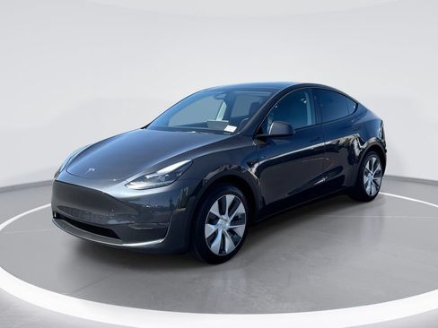 Used 2024 Tesla Model Y 2WD image 1