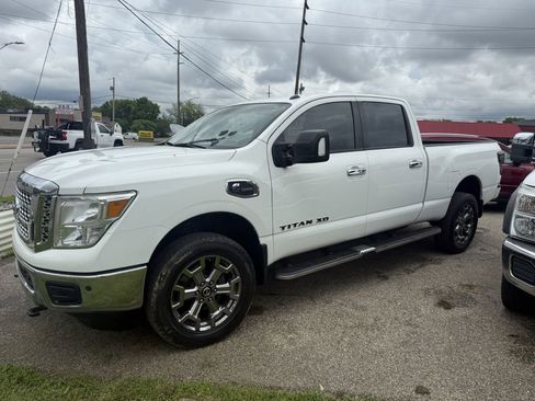 Used 2019 Nissan Titan SV w/ SV Convenience Package AWD/4WD image 2