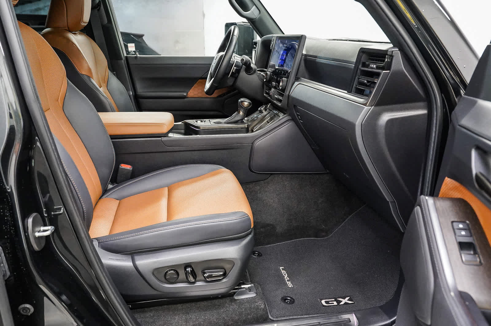 Used 2025 Lexus GX 550 w/ Accessory Package (2T) AWD/4WD image 17