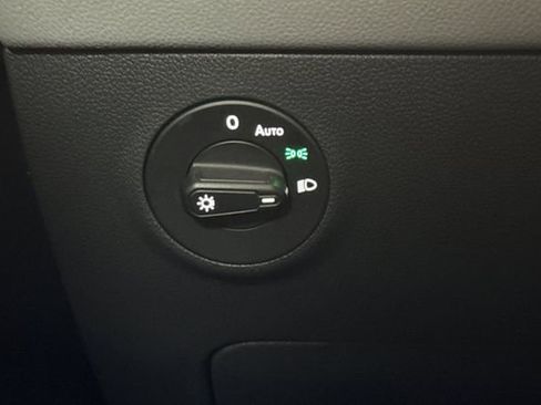 Certified 2022 Volkswagen Taos SE image 33