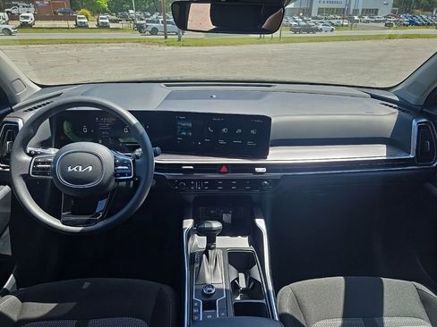 Used 2025 Kia Sorento LX FWD image 3
