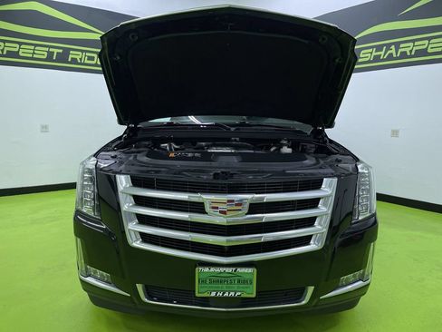 Used 2017 Cadillac Escalade ESV Premium Luxury AWD/4WD image 4