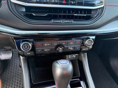 Used 2025 Jeep Compass Trailhawk w/ Sun & Sound Group AWD/4WD image 17