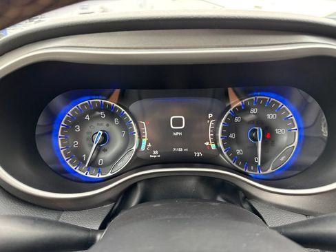 Used 2023 Chrysler Pacifica Touring-L FWD image 32