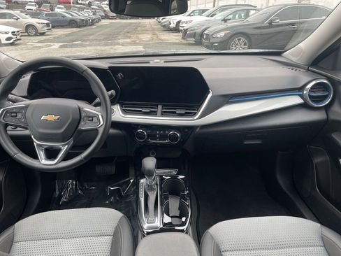 Used 2025 Chevrolet Trax LT w/ LT Convenience Package image 31