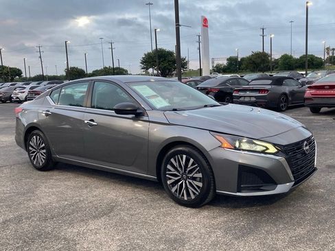 Used 2025 Nissan Altima 2.5 SV FWD image 3