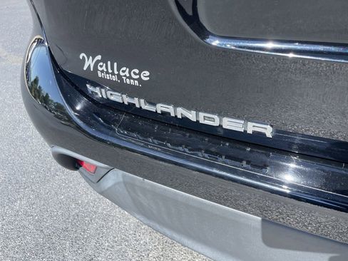 Used 2023 Toyota Highlander XLE AWD/4WD image 7