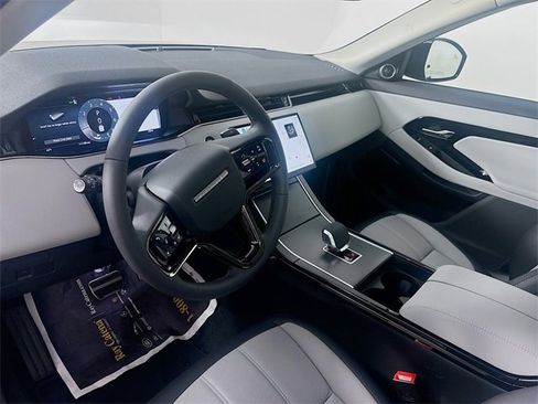 Used 2025 Land Rover Range Rover Evoque Dynamic SE image 9