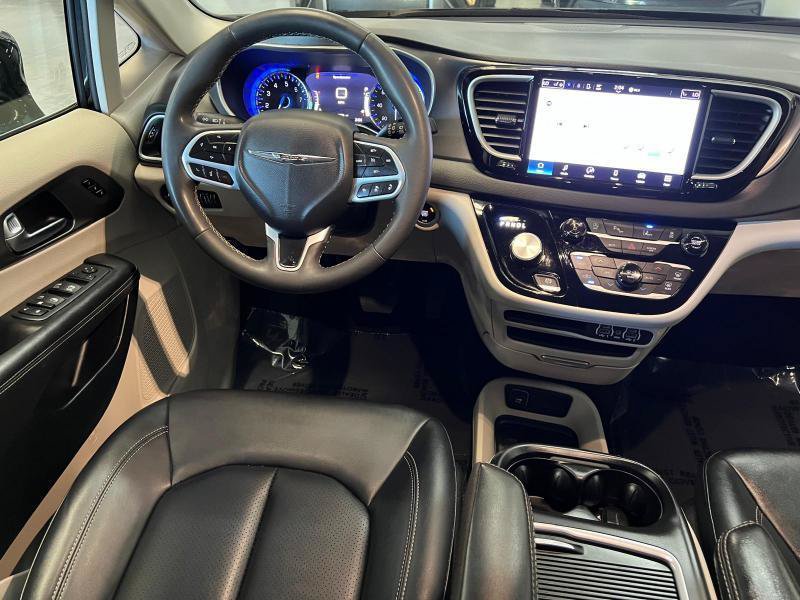 Used 2024 Chrysler Pacifica Touring-L FWD image 11