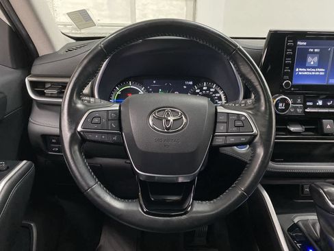 Used 2021 Toyota Highlander XLE image 19