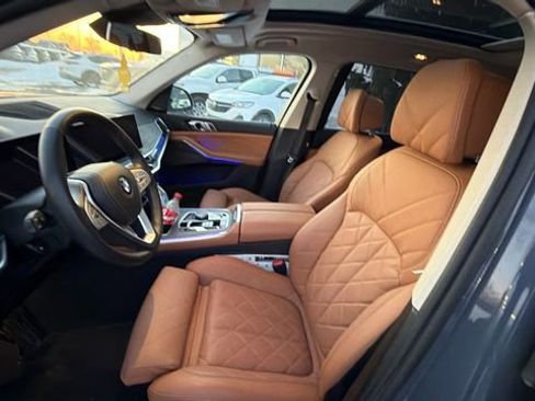 Used 2024 BMW X7 xDrive40i w/ Premium Package image 2
