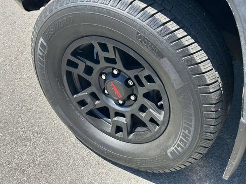 Used 2016 Toyota Tacoma TRD Off-Road image 9