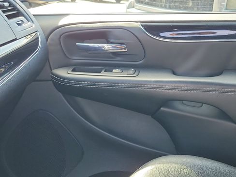 Used 2016 Dodge Grand Caravan SXT FWD image 31