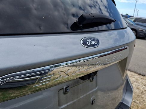 Used 2022 Ford Explorer XLT w/ Equipment Group 202A RWD image 4