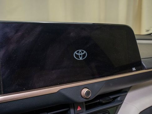 Used 2023 Toyota Crown Limited image 14