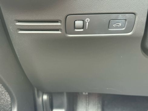 Used 2022 Volvo XC40 T5 R-Design w/ Advanced Package image 26