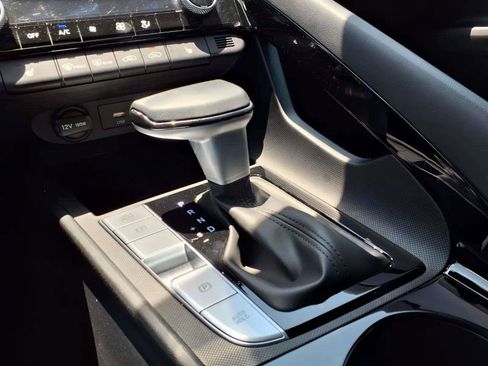 Certified 2025 Hyundai Elantra Limited FWD image 16