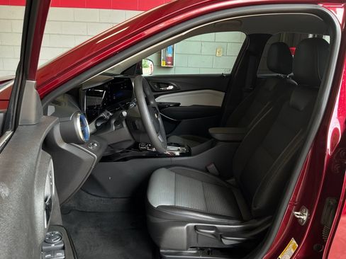 Used 2025 Chevrolet Trax LT FWD image 10