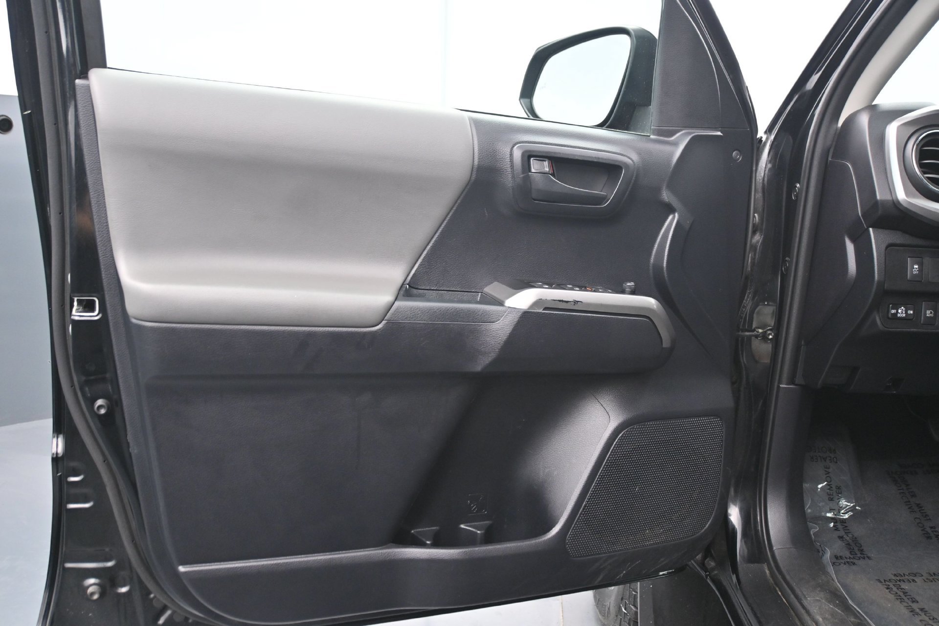 Used 2020 Toyota Tacoma SR5 w/ Technology Package AWD/4WD image 16