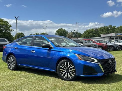 Used 2025 Nissan Altima 2.5 SV FWD image 13