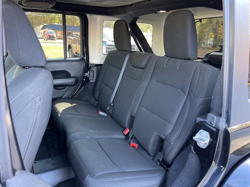 Used 2018 Jeep Wrangler Unlimited Sahara image 19