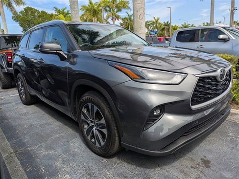 Used 2022 Toyota Highlander XLE image 2